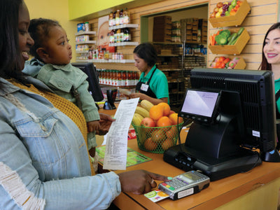 Las tarjetas de débito reemplazan los cheques en papel para facilitar las compras y reducir el estigma en un programa de nutrición financiado por el gobierno 