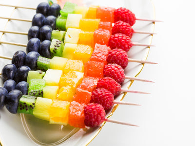 Brochetas de frutas arcoiris